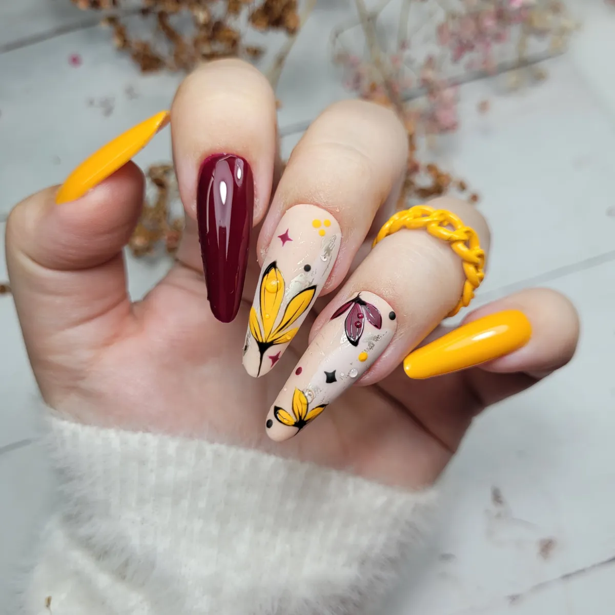 Yoshi lakier hybrydowy La Diva 243 bordowy odcień