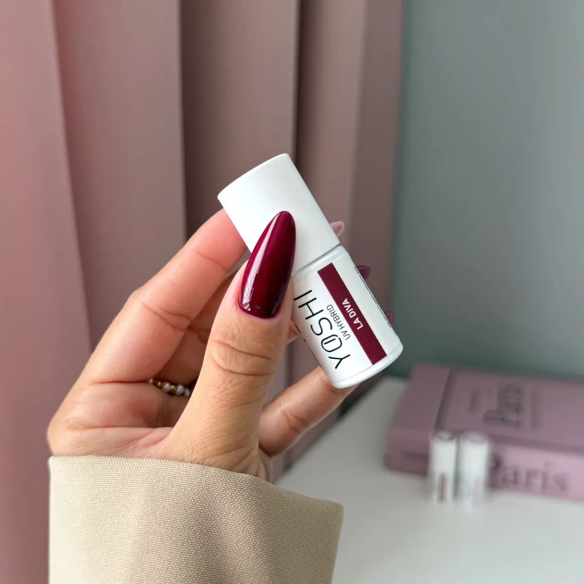 Yoshi lakier hybrydowy La Diva 243 bordowy odcień