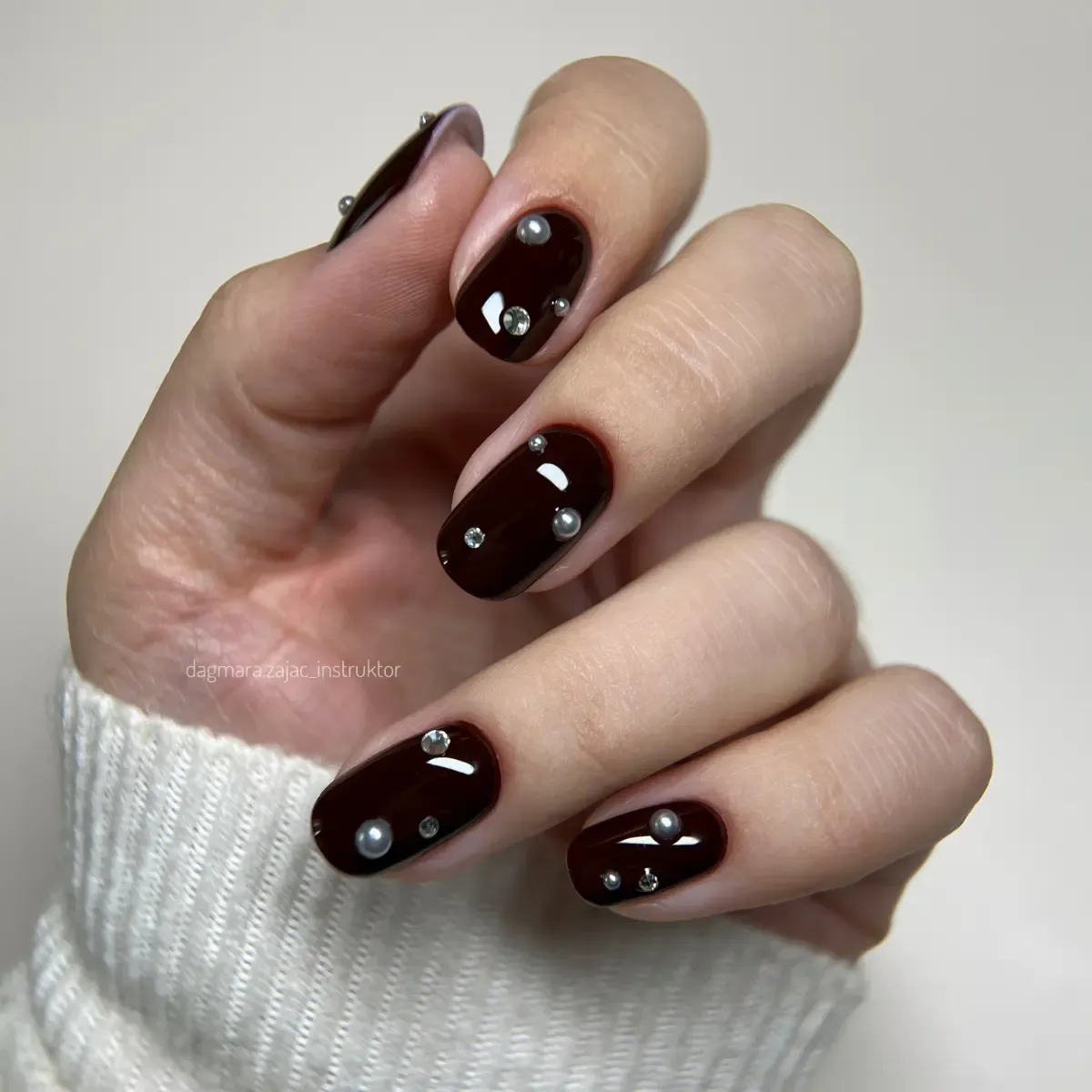 Yoshi Lakier hybrydowy Mystic Mahogany 137 czekoladowy brąz